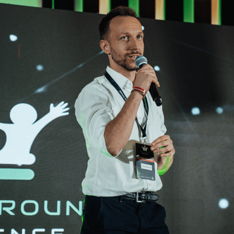 Tomasz Stelmach na scenie Testing Ground Conference